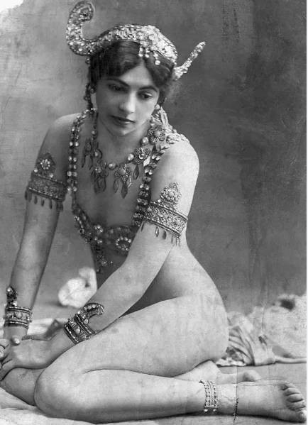 Dünyanın en çok arzulanan casusu. Kurşuna dizilirken bile 12 askere öpücük attı 8'i isabet ettiremedi - Resim: 3